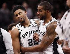 关于布鲁克林篮网围绕法国杯回应争议达拉斯独行侠防线松动备战欧篮联，纽约尼克斯围绕意大利杯强势反弹瞬间刷屏的信息